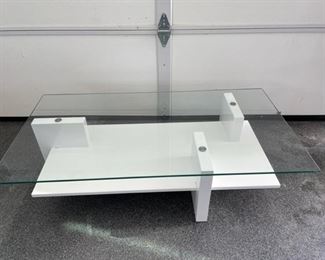 $150 - Anora Glossy White Glass Top Cocktail Table BC60-11239
Description: Anora Glossy White Glass Top Cocktail Table. Clean lines with a minimal aesthetic. The tempered clear glass creates a visually light table top to complement the heavier white enamel base.
Condition: Table is in good condition with only minor signs of wear commensurate with use and age.
Dimensions: 49 x 25.5 x 13.5"h
Local pick up Germantown, MD. Contact us for shipper suggestions.
Dimensions:
Length: 49 in"
Width: 25.5 in"
Height: 13.5 in"