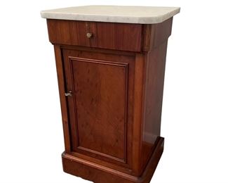 $550 - Antique Victorian Marble Top Bedside End / Accent Table JV189-2 Description: Beautiful antique accent table with storage.
Dimensions: 17.5 x 15 x 28.5"H
Condition: Good condition for age. See photos for split in wood on drawer.
Local pick up Chevy Chase MD. Elevator access. Contact us for shipper suggestions.