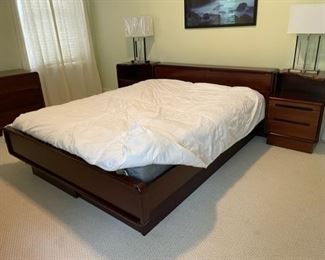 $2500 - Mid Century Sun Cabinet Rosewood Queen Platform Bed Frame SB183-29 Description: Classic Scandinavian soft lines are the essence for this bedroom series. The queen bed features a wide storage headboard that flips-up to open and two pull-out storage drawers at the foot of the bed for ample storage. Details include solid wood edging and rounded solid corners for superb quality.
Dimensions: 65 x 92 x 30"H
Condition: Very good condition
See our companion listings for end tables, dresser, chest.
Local pick up Chevy Chase, MD. Located on second floor. Contact us for shipper suggestions.