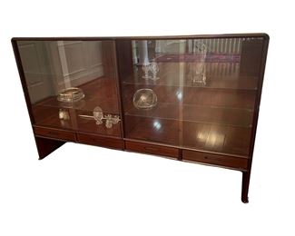 $750 - Rosewood Mid Century Low China Bar Cabinet Console Table SB183-8 Description: This gorgeous console table is a versatile piece that lives up to its mid century inspiration. The glass shelves provide ample space for dust-free storage, creative displays or even a home bar.
Dimensions: 67 x 14 x 40"H
Condition: Very good condition
Local pick up Chevy Chase, MD. Located on first floor. Contact us for shipper suggestions.