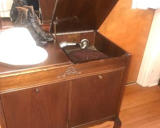 Items Located In The 3rd Bedroom ( MASTER)