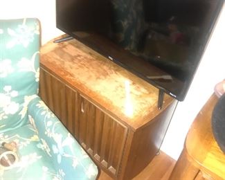 Items Located In The 3rd Bedroom ( MASTER) ~ Vintage American Of Martinsville Bedroom Set ~ Dresser With Two Mirrors & Two Nightstands