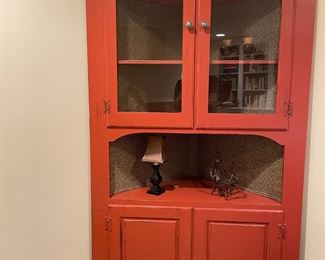 Corner cabinet