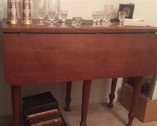 Gate-leg drop-leaf table features a narrow profile.