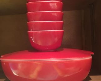 Many will be red with envy why they spot this great vintage Pyrex set. Included is the square A-9 covered dish plus six small square bowls. 