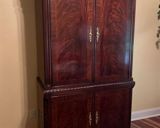 Drexel Heritage cabinet. Excellent condition.  Can be used as a linen press or entertainment center