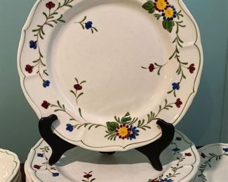 Vintage stoneware dinnerware, Poppytrail 'Quail Ridge' by Metlox Pottery. Metlox Pottery was a leading USA dinnerware & pottery company that made hand painted dinnerware in California through most of the 20th century. 