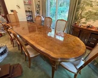 Heritage table by Drexel.  8 chairs and 3 leaves.  Gorgeous!