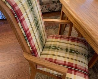 #4	Kincaid Heavy Oak Dining Table w/6 chairs (2 captains chairs) - 40x61-79 x30	 $375.00 
