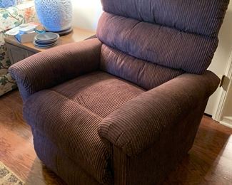 #5	Lazy-Boy Lift Chairs w/remote - 18.5" Seat Width	 $300.00 
