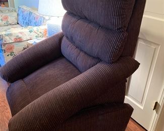 #5	LazyBoy Lift Chairs w/remote - 18.5" Seat Width	 $300.00 
