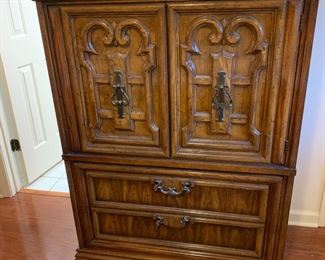 #100	Burlington House Furn. Chest of 5 drawers (missing handle on bottom Drawer) - 40Wx19Dx52.5T	 $125.00 
