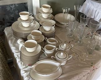 Noritake china set 40$