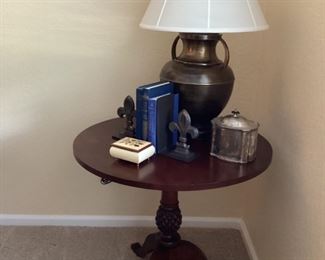 Ethan Allen lamp table pineapple carved base