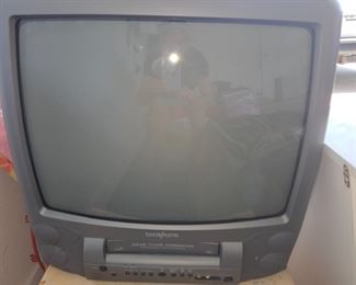 BrokSonic 19IN TV VHS PLAYER !
