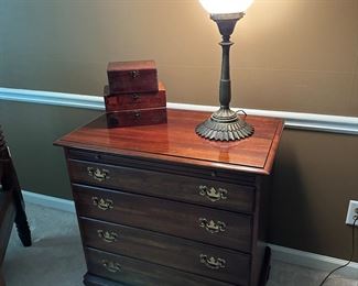 Vintage American cherry chest of four drawers with brushing slide likely Thomasville, 1970's