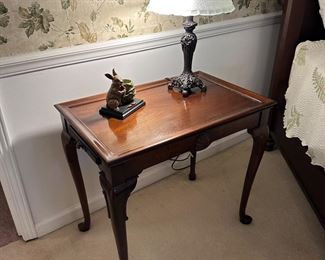 Vintage American Queen Anne style tea table with slide to each end