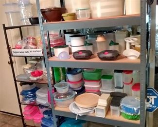 So much vintage tupperware and lock n lock