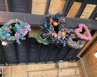 MANY TYPES OF WREATHS 