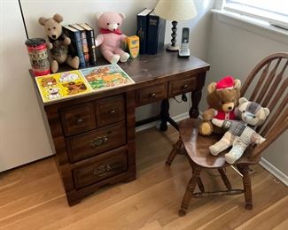 NICE SMALLER SIZE DESK