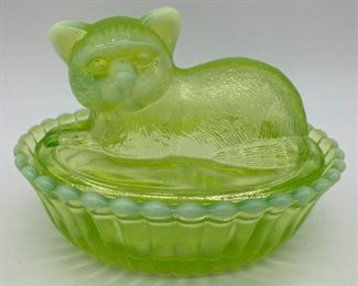 Vintage Westmoreland cat on vertical ribbed base, lime uranium