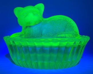 Vintage Westmoreland cat on vertical ribbed base, lime uranium