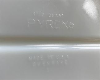 Vintage Pyrex 1.5 quart ovenware divided serving dish with lid