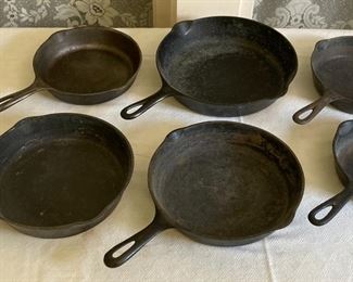 Assorted vintage Wagner Ware, Griswold cast iron round skillets