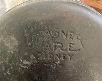 Assorted vintage Wagner Ware, Griswold cast iron round skillets