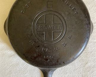 Assorted vintage Wagner Ware, Griswold cast iron round skillets