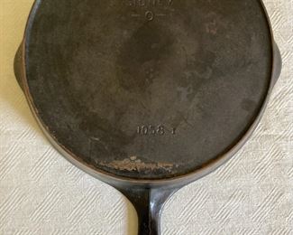 Assorted vintage Wagner Ware, Griswold cast iron round skillets