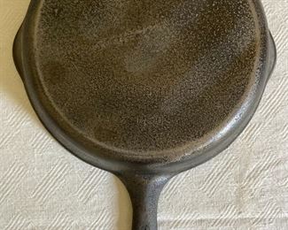 Assorted vintage Wagner Ware, Griswold cast iron round skillets