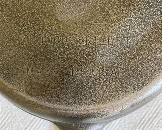 Assorted vintage Wagner Ware, Griswold cast iron round skillets