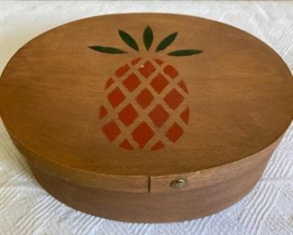 Vintage pineapple ovular trinket box