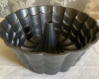 Large bundt cake pan