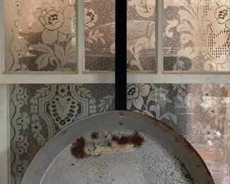 Long-handled camping fry pan