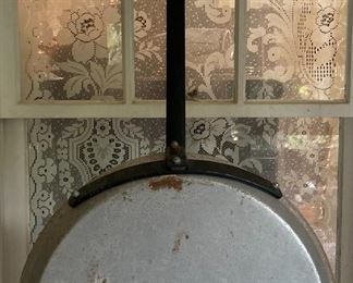 Long-handled camping fry pan