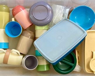 Assorted vintage Tupperware; Bopp Decker Vacron; Thermo-Temp Raffiaware