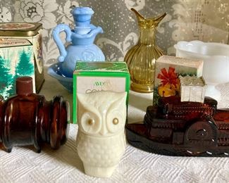 Assorted modern and vintage Avon glass trinkets
