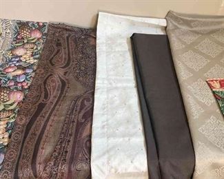 Tablecloths And Table Runners 