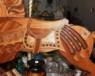 look at the carvings on this horse