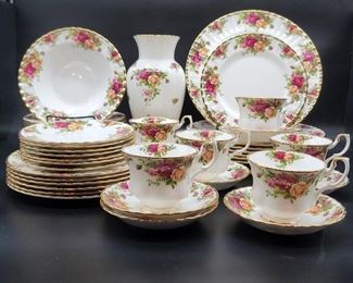(47) Royal Albert Old Country Roses China Set