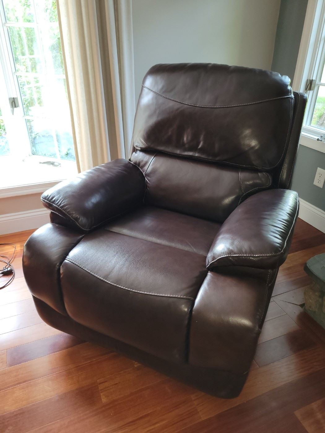 35" x 36" x 40" Leather Recliner