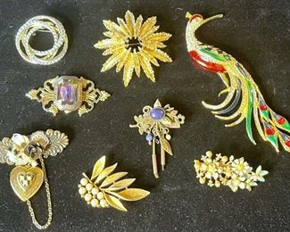 004 8 Vintage Decorative Brooches