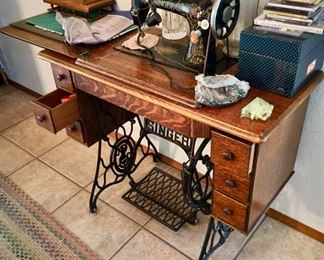 1924 Singer Treadle Sewing Machine & Table