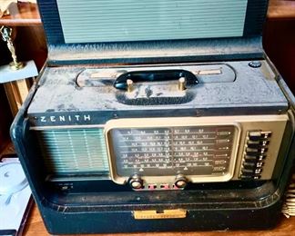 Zenith Trans-Oceanic Wave Magnet Tube Radio - T600