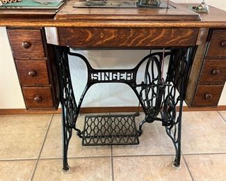 1924 Singer Treadle Sewing Machine & Table