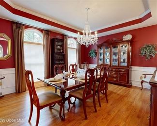 Dining Room Stanley Cherry                              NOTICE: THIS SET IS ONE OF THE SELECT PIECES OF  FURNITURE THAT WILL BE AVAILABLE TO VIEW AND PURCHASE PRIOR TO THE OPENING OF THE SALE.   NO ANTIQUES OR COLLECTIBLES WILL BE PRE-SOLD-BUT THE LARGE ITEMS DESIGNATED WITH THIS MESSAGE ARE.  JUST MESSAGE ME FOR AN APPOINTMENT. 