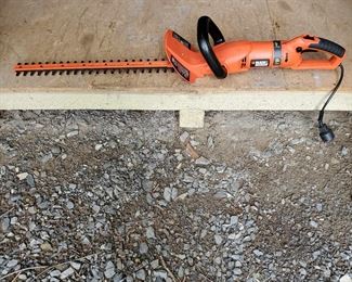 Hedge trimmer-2 sizes  Black & Decker