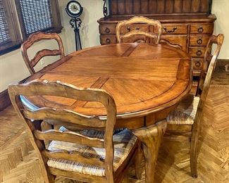 Hooker Furniture Round Table with Leaf and Chairs